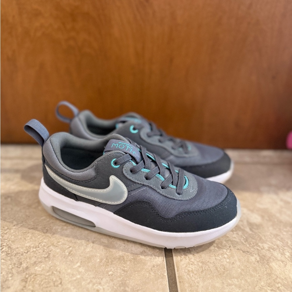 Nike Air Max Motif boys size 13
